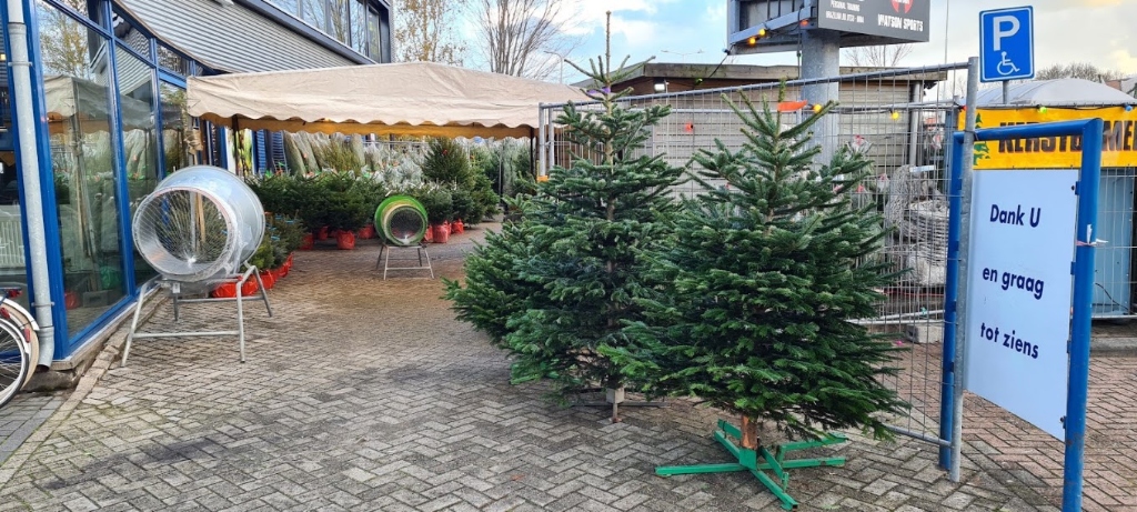 Professionele inpaktrechters op het plein van Mast Kerstbomen