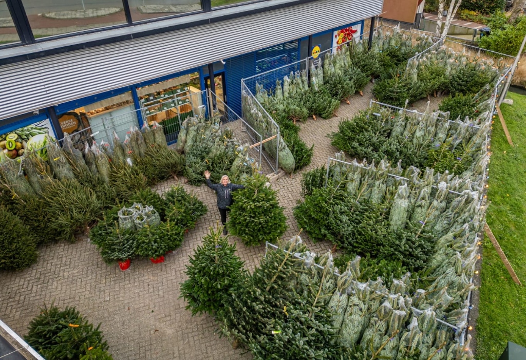 Vriendelijke gastvrijheid op het verkoopplein van Mast Kerstbomen aan de Jacques Dutilhweg in Rotterdam