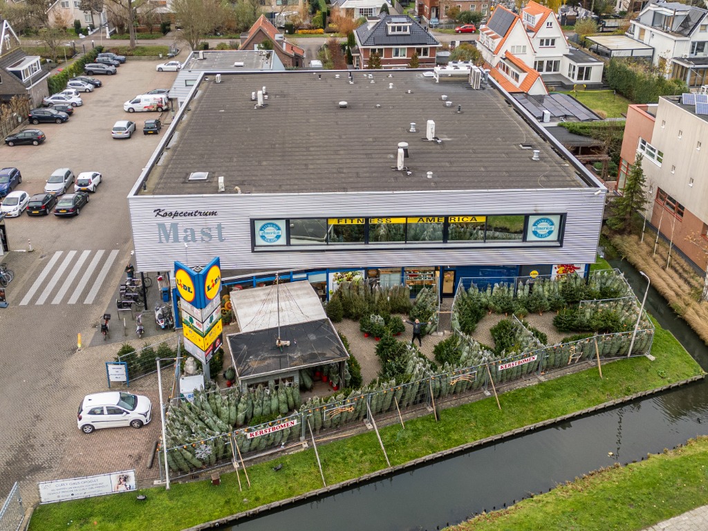 Ruim parkeerterrein bij Koopcentrum Mast en Lidl in Rotterdam